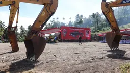 Sejumlah alat berat diparkir di lahan yang akan digunakan untuk pembangunan Stadion Malut United Arena di Kota Sofifi, Maluku Utara, Senin (14/8/2023). (Bola.com/Okie Prabhowo)