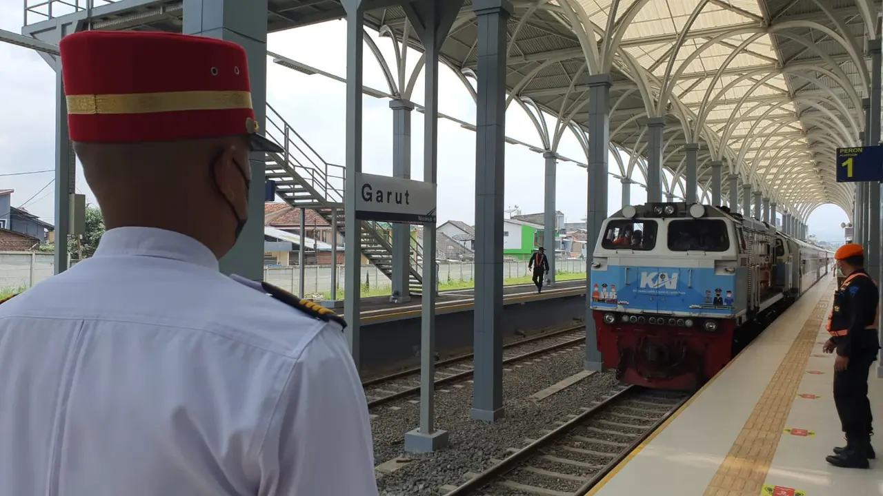 Seorang petugas Stasiun Garut Kota tengah berjaga menunggu kedatangan rombongan kereta api di Stasiun Garut Kota. beberapa waktu lalu.
