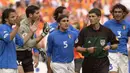 Markus Merk merupakan salah satu wasit yang disegani dalam sejarah sepak bola. Ia pernah memimpin Final Piala Winner 1997, Final Liga Champions 2003 dan Final Piala Eropa 2004. (Foto: AFP/Philippe Huguen)