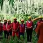 Deretan bebatuan di sepanjang aliran sungai membuat river tubing terasa lebih menantang.