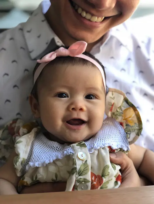 Acha dan Vicky memutuskan membesarkan putri mereka tanpa bantuan babysitter. (Foto: instagram.com/septriasaacha)