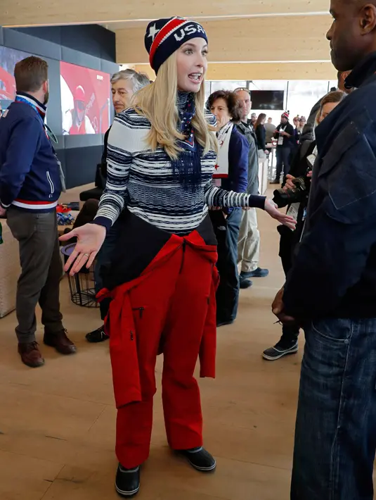 Putri Presiden AS Donald Trump, Ivanka Trump berbincang dengan mantan bobsledder AS Garrett Hines selama Olimpiade Musim Dingin Pyeongchang di pyeongchang, Korea Selatan (24/2). (AFP Photo/Pool/Eric Gaillard)