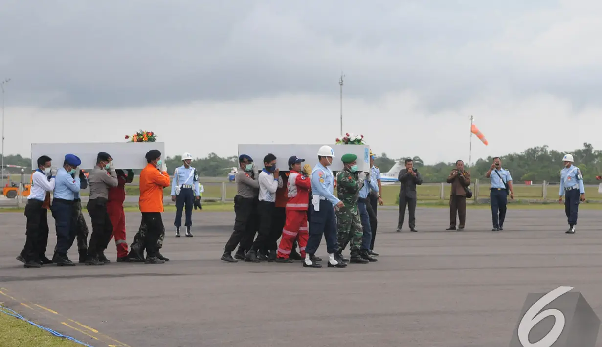 Suasana prosesi pengantaran jenazah penumpang pesawat AirAsia QZ8501, Pangkalan Bun, Kalteng, Senin (5/1/2015). (Liputan6.com/Herman Zakharia)