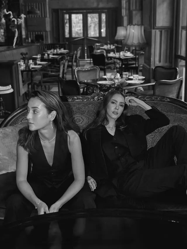 7 Gaya Pemotretan Cathy Sharon dan Julie Estelle Berkonsep Hitam Putih, Memesona