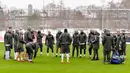 Para pemain Bayern Munchen mendengarkan pelatih mereka Jupp Heynckes (keenam kanan) saat mengikuti sesi latihan di Pusat Latihan di Munich, Jerman, (4/12). Munchen akan bertanding melawan PSG di grup B Liga Champions. (AFP Photo/Guenter Schiffmann)