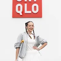 Lihat di sini gaya athleisure Enzy Storia yang stylish meski pakai kruk karena cedera kaki. [@enzystpria].