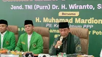 Mantan Ketum Partai Hanura Wiranto membawa 100 lebih eks kader Hanura untuk daftar menjadi caleg di PPP. (Liputan6.com/Delvira Hutabarat)