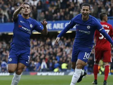 Gelandang Chelsea, Pedro, merayakan gol yang dicetaknya ke gawang Watford pada laga Premier League di Stadion Stamford Bridge, London, Sabtu (21/10/2017). Chelsea menang 4-2 atas Watford. (AFP/Ian Kington)