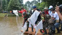 TNI bersama ratusan komunitas pecinta lingkungan dan alam melakukan normalisasi Telaga Saat yang menjadi hulu Sungai Ciliwung. (Liputan6.com/Achmad Sudarno)
