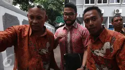 Eka Kusuma Putra mendatangi persidangan perceraian dengan istrinya Cathy Sharon di Pengadilan Jakarta Selatan, Senin (14/3/2016). Eka Kusuma, nampak berusaha menghindari media dengan kawalan ketat para bodyguard. (Liputan6.com/Herman Zakharia)