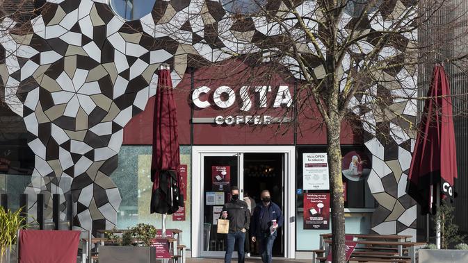 Orang-orang yang mengenakan masker terlihat keluar dari sebuah kedai kopi di London, Inggris (12/11/2020). Inggris melaporkan 33.470 kasus baru COVID-19, yang merupakan peningkatan harian tertinggi sejak pandemi merebak, menurut data resmi yang dirilis pada Kamis (12/11). (Xinhua/Han Yan)