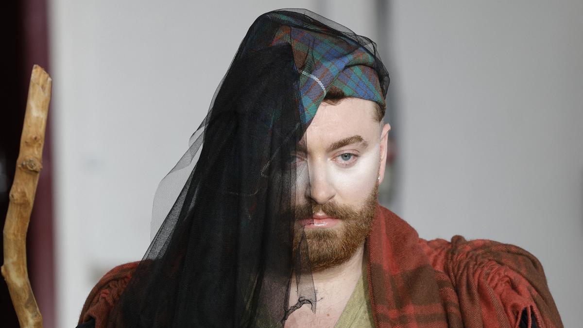 Debut Jadi Model, Sam Smith Pakai Sempak Koleksi Vivienne Westwood di ...