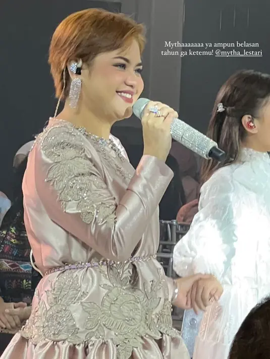 Mytha Lestari bernyanyi di acara tersebut dengan mengenakan gaun mewah panjang yang memiliki detail patch mawar serta dipadukan belt rantainya. [@ryana_dea]