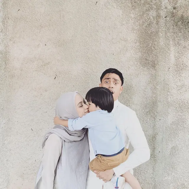 Ayudia Bing Slamet bersama suami dan anak. (Foto: Instagram @ayudiac)
