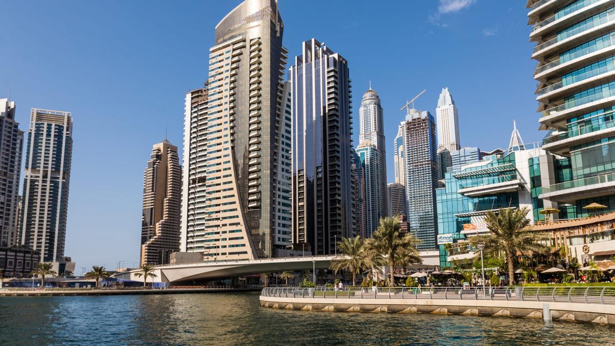 Rahasia Tampil Elegan di Dubai, Inspirasi Outfit hingga Spot Shopping