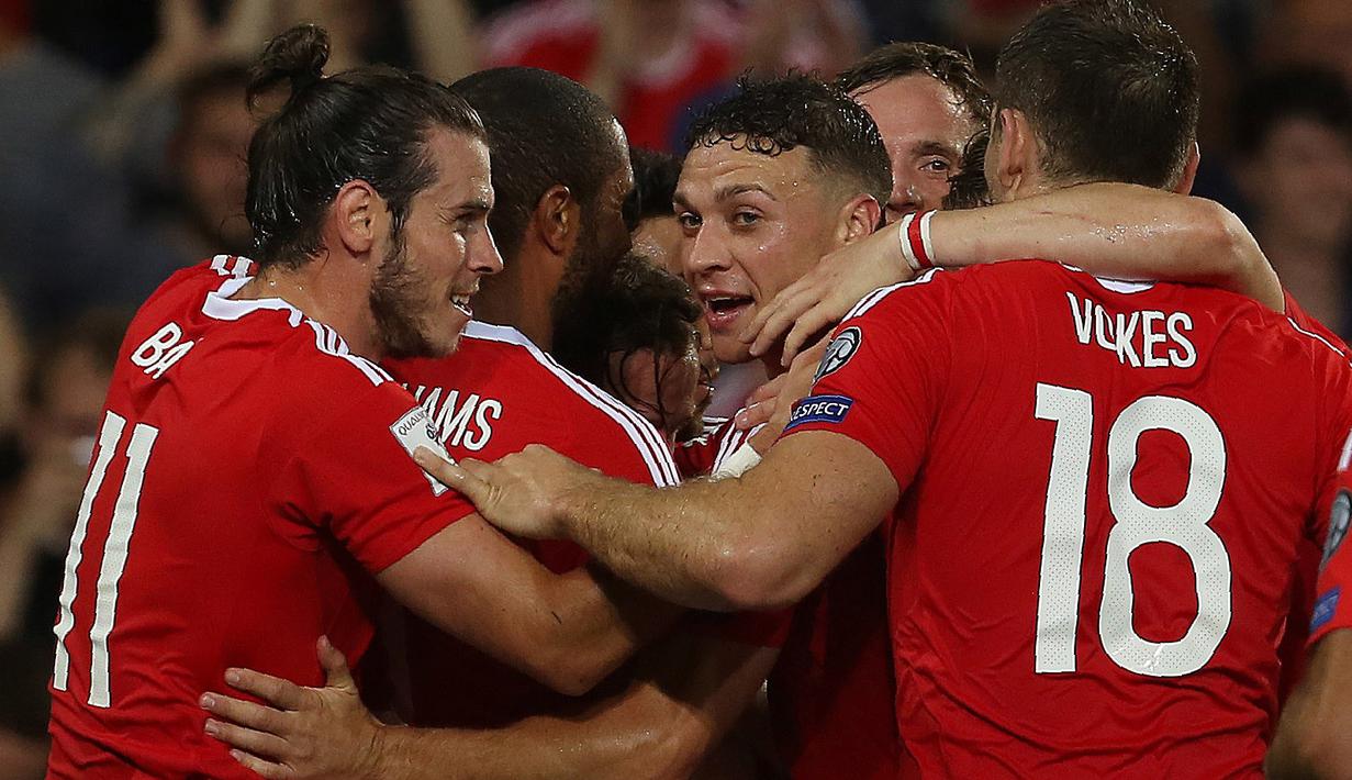 Gareth Bale dan para pemain Wales merayakan gol yang dicetak Joe Allen saat melawan Moldova pada kualifikasi Piala Dunia 2018 di Stadion Cardiff City Stadium, Cardif, Wales Selatan, (6/9/2016) dini hari WIB. (AFP/Geoff Caddick)