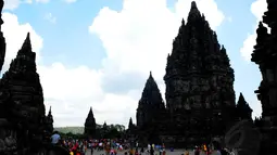 Dalam libur Lebaran ini warga bersama keluarganya memanfaatkan dengan berwisata mengelilingi areal candi yang dibangun sekitar abad IX itu, Yogyakarta, Minggu (3/7/14). (Liputan6.com/Andrian M Tunay)