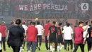 Pemain dan Official Persija usai melawan Sabah FC pada laga uji coba internasional di Stadion Patriot Candrabhaga, Kota Bekasi, Minggu (5/6/2022). Persija kalah 1-2 dari Sabah FC. (Liputan6.com/Helmi Fithriansyah)