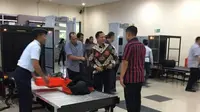 Kapolri Tito Karnavian mengikuti prosedur pemeriksaan di Bandara (Liputan6.com/ Yoseph Ikanubun)