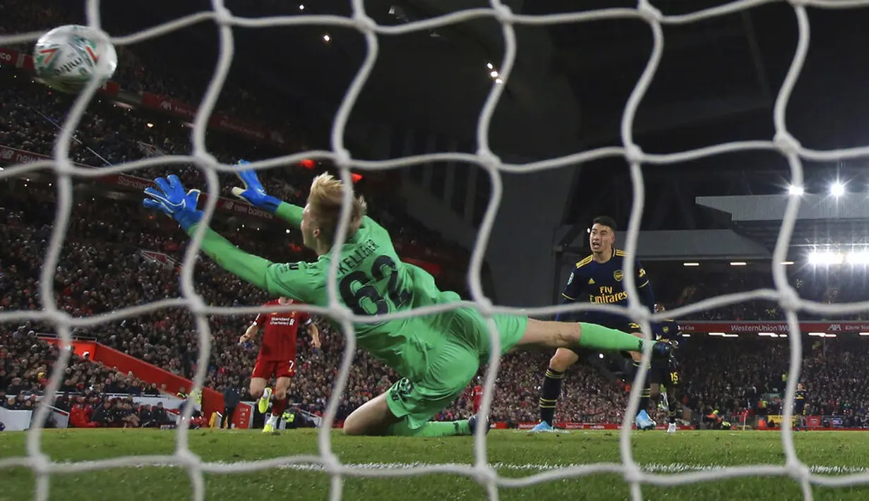 Pemain Arsenal, Gabriel Martinelli, mencetak gol ke gawang Liverpool pada laga Piala Liga Inggris 2019 di Stadion Anfield, Rabu (30/10). Liverpool menang adu penalti atas Arsenal dengan skor 5-4. (AP/Jon Super)