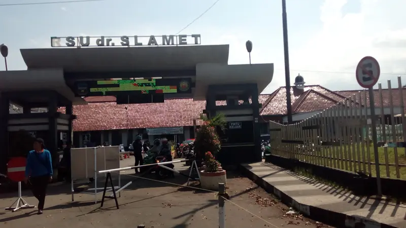 Gerbang utama RSUD dr. Slamet Garut, Jawa Barat yang berada di jalan rumah sakit.