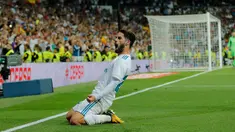 Pemain Real Madrid, Isco merayakan golnya ke gawang Espanyol dalam lanjutan La Liga 2017/2018 di Santiago Bernabeu, Minggu (1/10). Isco jadi pahlawan tim setelah memborong dua gol. (AP/Paul White)