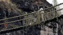 Masuk dalam daftar Warisan Budaya Takbenda UNESCO 10 tahun yang lalu, jembatan ini telah menjadi daya tarik wisata utama dan sumber pendapatan di wilayah Cusco, Peru, yang juga merupakan rumah bagi benteng suku Inca, Machu Picchu. (Christian SIERRA / AFP)