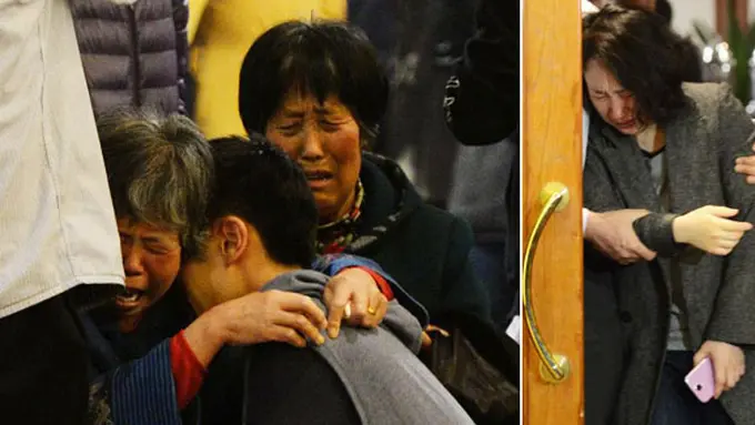 Tangis histeris keluarga | Foto: copyright AFP