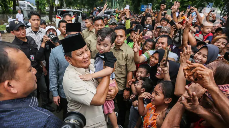 Kerumunan Warga Sambut Kehadiran Prabowo Subianto