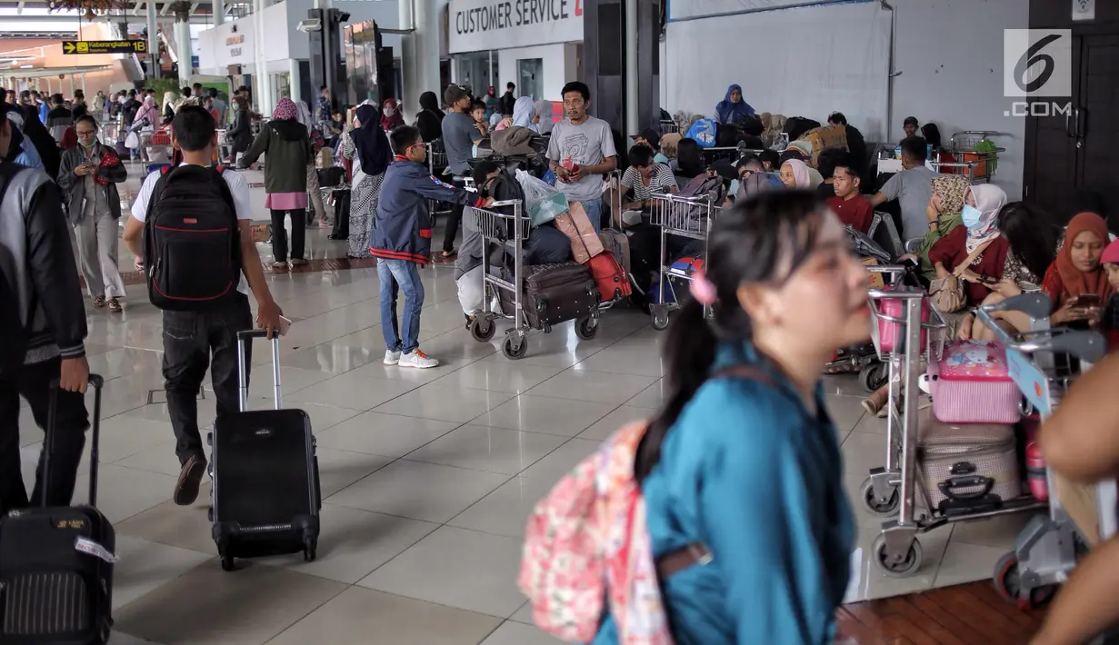 Sejumlah calon penumpang membawa barang mereka menunggu keberangkatan di Bandara Soekarno-Hatta Cengkareng, Banten, Jakarta (9/6). (Liputan6.com/Faizal Fanani)