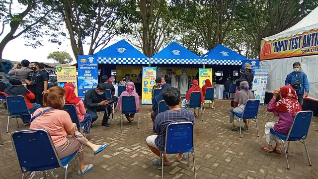 Antrian Wisatawan Saat Mengikuti Tes Antigen Di Pantai Mercusuar Anyer, Kabupaten Serang, Banten. (Rabu, 30/12/2020). (Yandhi Deslatama/Liputan6.com).
