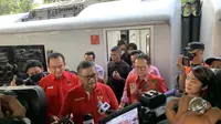 Keberangkatan kereta api sebanyak sembilan gerbong ini dilepas oleh Sekjen DPP PDIP Hasto Kristiyanto. Ratusan penumpang itu keberangkatannya difasilitasi oleh PDIP. (Foto:Liputan6/Delvira Chaerani Hutabara)