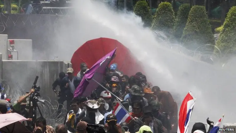 Kepung Kantor PM Thailand, Demonstran Ditembak Gas Air Mata