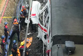 Para pekerja menggunakan derek saat evakuasi korban kecelakaan Kereta Api Jarak Jauh (KAJJ) Argo Bromo Anggrek dan Kereta Rel Listrik (KRL) Commuter Line di Stasiun Bekasi Timur, Bekasi, Jawa Barat, Selasa 28 April 2026. (AP Photo/Tatan Syuflana)