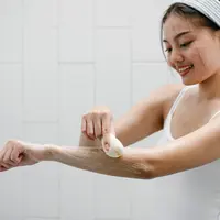 Rutinitas body care dimulai dari kebiasaan sederhana saat mandi. Pilihan air, pembersih, dan cara mengeringkan tubuh dapat memengaruhi kelembapan serta kenyamanan kulit. (Foto/Dok: Pexels)