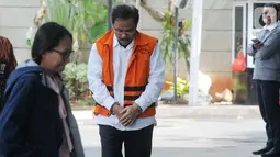 Gubernur nonaktif Kepulauan Riau Nurdin Basirun (tengah) tiba di Gedung KPK, Jakarta, Kamis (3/10/2019). Nurdin diperiksa sebagai tersangka untuk melengkapi berkas terkait aliran suap izin lokasi rencana reklamasi di wilayah Kepulauan Riau. (merdeka.com/Dwi Narwoko)