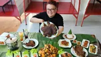 Hendra sebagai salah satu food blogger atau yang dikenal dengan BigguyTravels tengah mereview kuliner salah satu UMKM. (Liputan6.com)