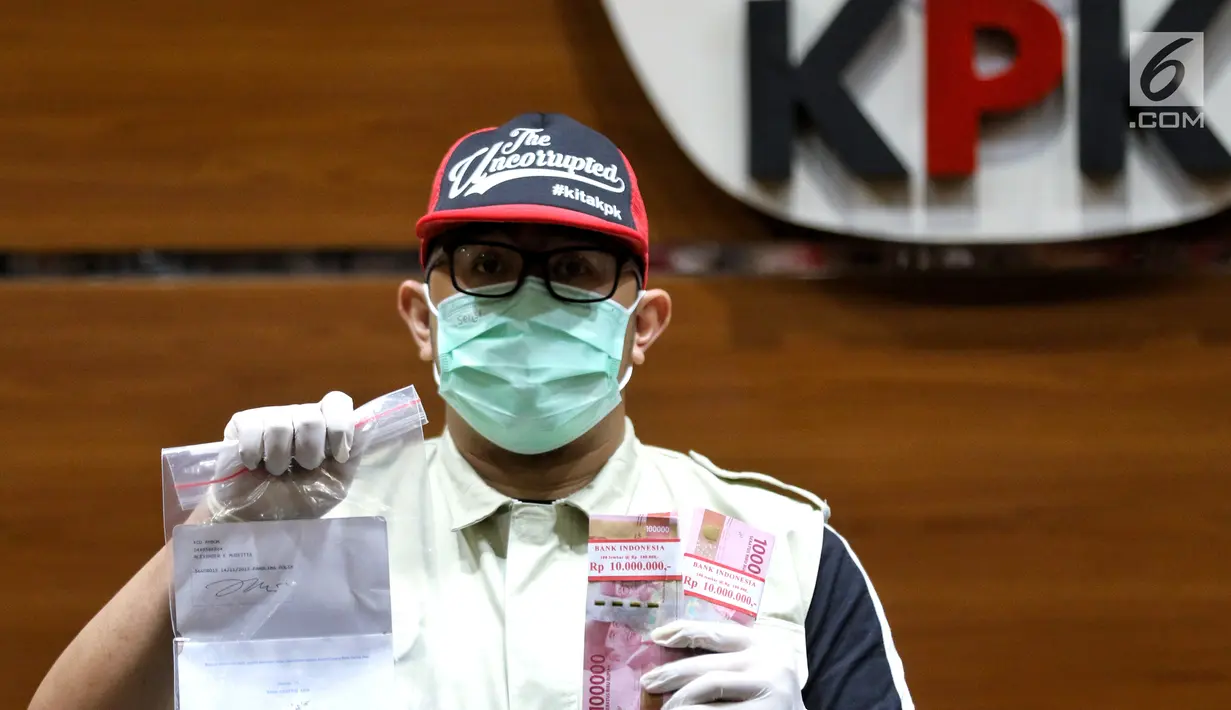 Petugas menunjukkan barang bukti OTT Direktur Teknologi PT Krakatau Steel, Wisnu Kuncoro terkait pengadaan barang dan jasa tahun 2019 di Gedung KPK, Jakarta, Sabtu (23/3). KPK menangkap 4 tersangka dengan barang bukti uang Rp 20 juta. (Liputan6.com/Johan Tallo)