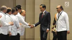 Presiden Jokowi dan Ketua Umum Kadin, Rosan P. Roeslani pada acara penutupan Rapimnas Kadin di Solo, Jawa Tengah, Rabu (28/11). Dalam pidatonya Jokowi berencana membatalkan rencana relaksasi Daftar Negatif Investasi (DNI). (Liputan6.com/Angga Yuniar)