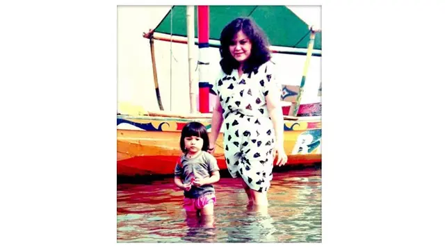 Potret Vino G Bastian dan Ibunda saat masih kecil, kompak bermain di laut.