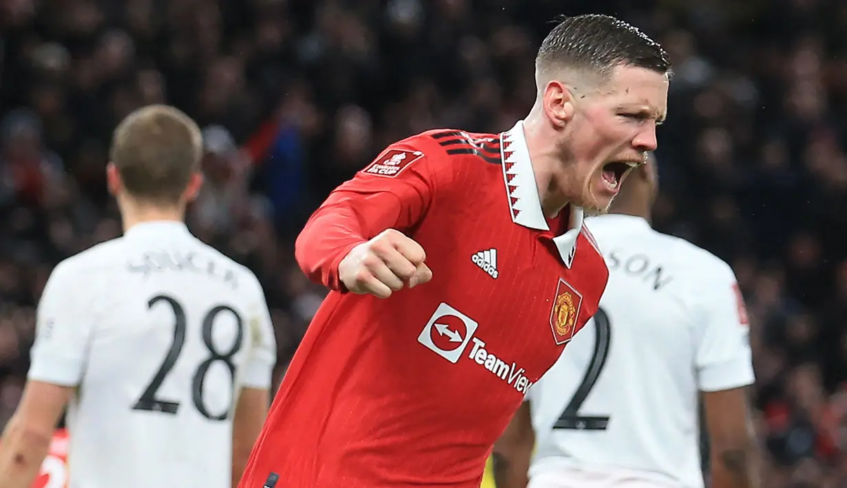 Selebrasi striker Manchester United, Wout Weghorst setelah mencetak gol ke gawang West Ham United pada laga putaran kelima Piala FA 2022/2023 di Old Trafford Stadium, Manchester (1/3/2023). Didatangkan dengan status pinjaman selama setengah musim dari Burnley pada Januari 2023, Wout Weghorst belum tampil maksimal seperti yang diharapkan dengan baru mencetak 2 gol dan 2 assist dari 22 laga di semua ajang. Besar kemungkinan ia akan dikembalikan ke Burnley akhir musim ini. (AFP/Lindsey Parnaby)