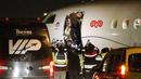 Pesepak bola asal Jerman, Mesut Ozil, turun dari pesawat saat tiba di Bandara Ataturk, Turki, Senin (18/1/2021). Setelah memutuskan hengkang dari Arsenal, Ozil akan memperkuat klub asal Turki, Fenerbahce. (AP Photo)
