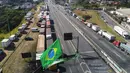 Ribuan truk diparkir di bahu Jalan Raya Federal BR-116 untuk memprotes kenaikan biaya bahan bakar (BBM) di Embu das Artes, pinggiran Sao Paulo, Brasil, Senin (28/5). Aksi ini menyebabkan  kurangannya pasokan BBM di SPBU. (AP Photo/Andre Penner)