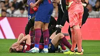 Gelandang Barcelona, Frenkie de Jong, mengalami cedera saat timnya takluk 2-3 dari Real Madrid pada laga pekan ke-32 La Liga di Santiago Bernabeu, Senin (22/4/2024) dini hari WIB. (AFP/Javier Soriano)