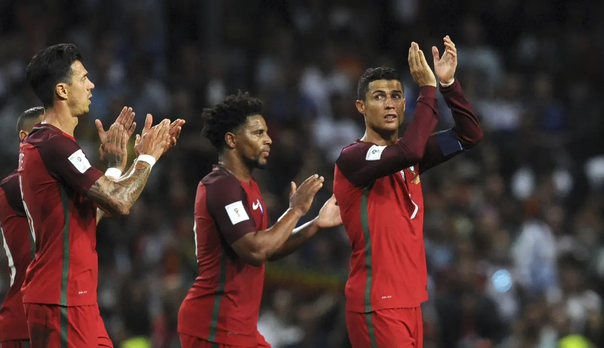 Para pemain Portugal, memberikan salam kepada suporter usai menang telak atas Kepulauan Faroe pada laga Grup B Kualifikasi Piala Dunia 2018 di Bessa Stadium, Porto, (31/8/2017). Portugal menang 5-1. (AP/Paulo Duarte)