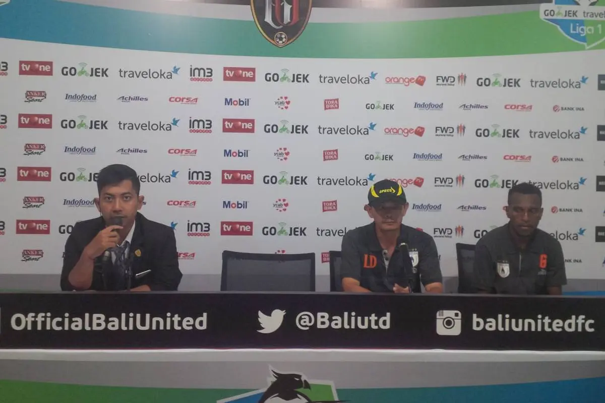 Pelatih Persipura Jayapura Liestiadi (tengah) memberi keterangan usai mengalahkan Bali United 2-1- di Stadion Kapten I Wayan Dipta, Gianyar, Minggu (23/4/2017). Persipura mendedikasikan kemenangan untuk Julia Perez. 