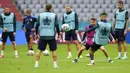 Pemain Italia Jorginho (ketiga kanan) menatap bola saat sesi latihan di Stadion Football Arena, Munich, Jerman, Kamis (1/7/2021). Italia akan menghadapi Belgia pada pertandingan perempat final Euro 2020. (AP Photo/Matthias Schrader)