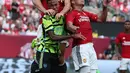 Laga berlangsung menarik sejak awal. Manchester United dan Arsenal saling berbalas serangan. (Al Bello/Getty Images/AFP)