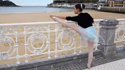 Seorang penari melakukan pemanasan sebelum mengikuti pameran tarian klasik dalam perayaan Month of The Dance di Basque, Spanyol (26/3). (AFP/Ander Gillenea)