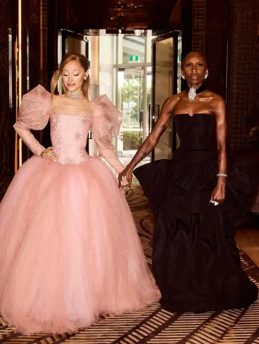 Ariana Grande tampil memukau di karpet kuning premier Wicked dengan pink  ball gown Vivienne Westwood Couture.  [@arianagrande].